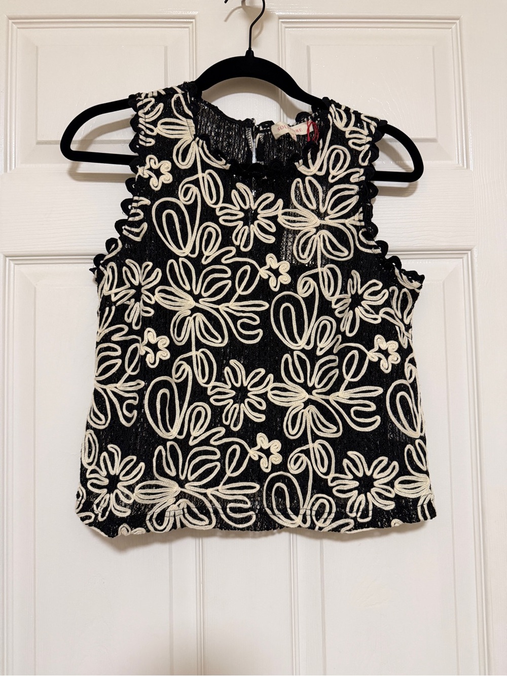NWT Solitaire Black Crochet Floral Lace Sleeveless Top Medium